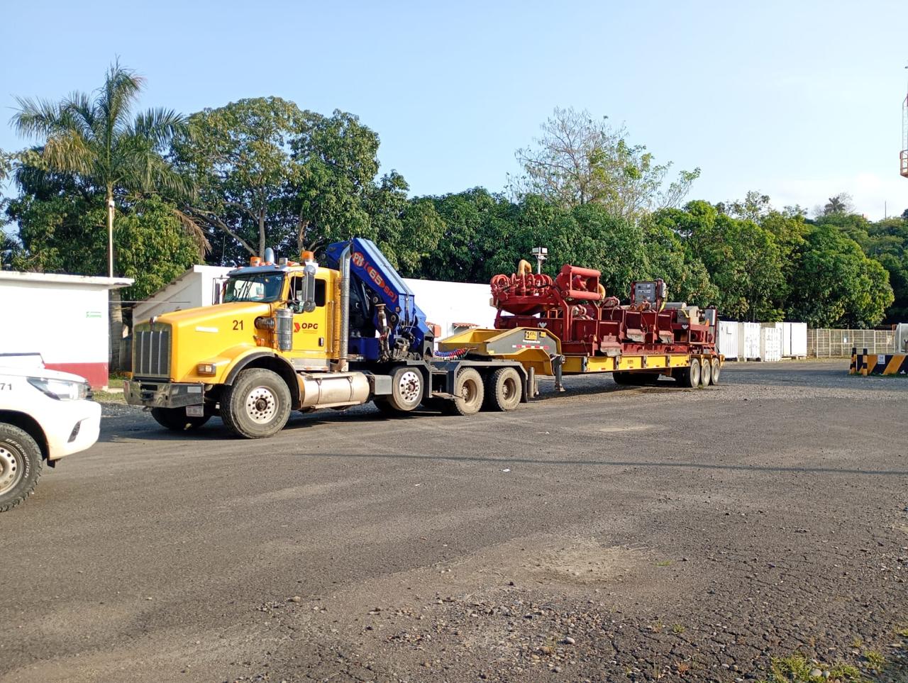 Tractocamión OPG #21 con brazo articulado HIAB 22 TON